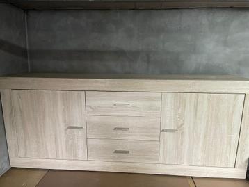 Mooi beige kast beschikbaar voor biedingen