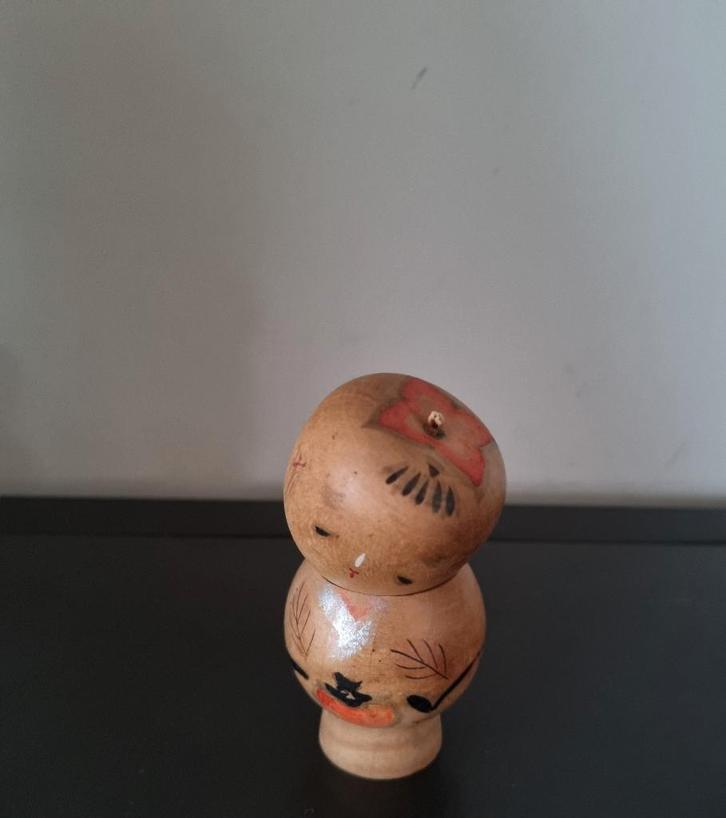 Joli kokeshi Bobblehead aux pommes, Antiquités & Art, Art | Sculptures & Bois, Envoi