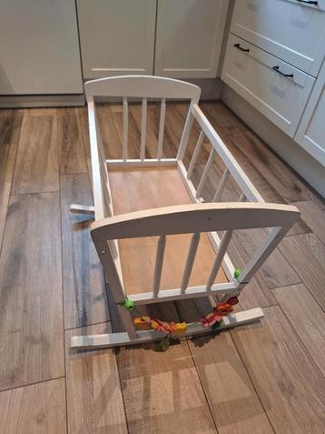 Wit houten schommelbedje  beschikbaar voor biedingen