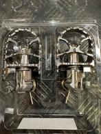 Pivot pegz, Motoren, Ophalen