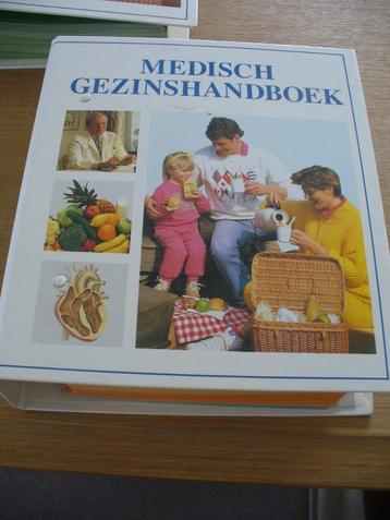 Medische gezinshandboek    “7 ringmappen"  NIEUW disponible aux enchères