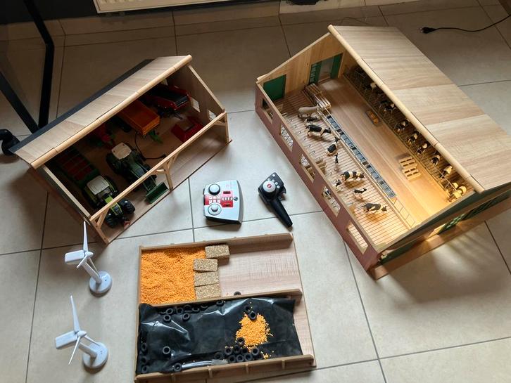 Boerderij: koeienstal, stal voor tractoren en werktuigen, Verzamelen, Speelgoed, Zo goed als nieuw, Ophalen