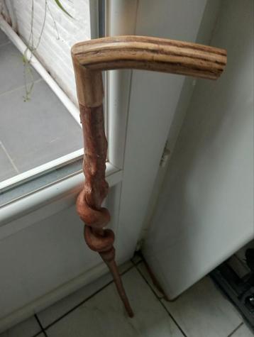 Kronkelige wandelstok 86 cm beschikbaar voor biedingen