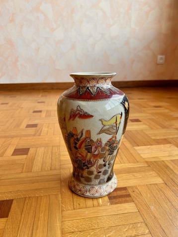 Japanse antieke Satsuma porseleinen vaas beschikbaar voor biedingen
