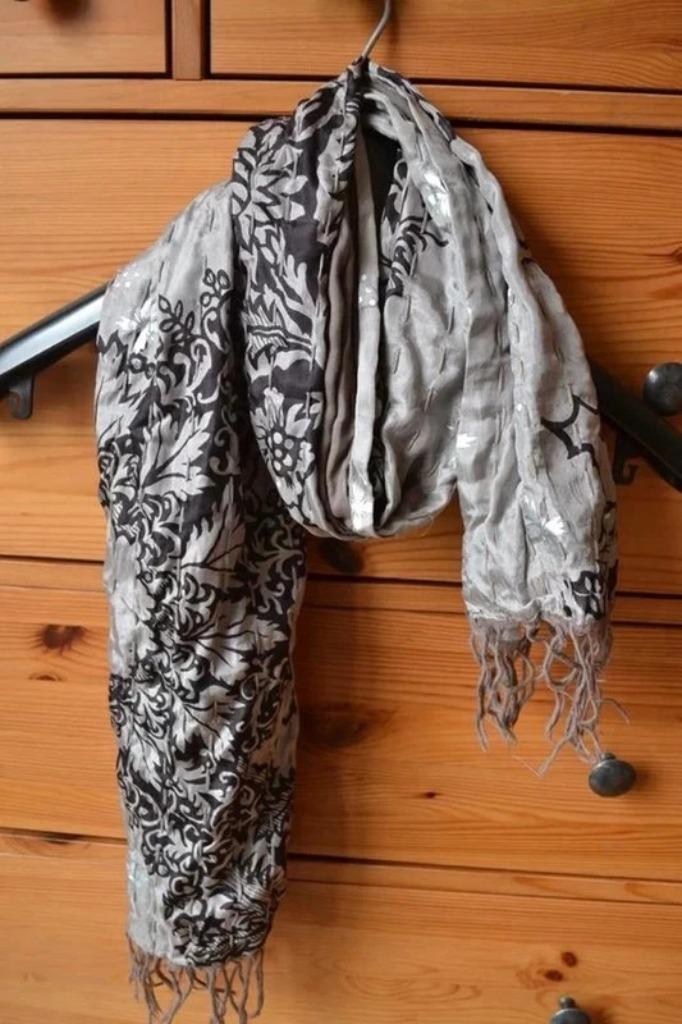 leuk sjaaltje grijs zilver, Kleding | Dames, Mutsen, Sjaals en Handschoenen, Sjaal, Ophalen of Verzenden