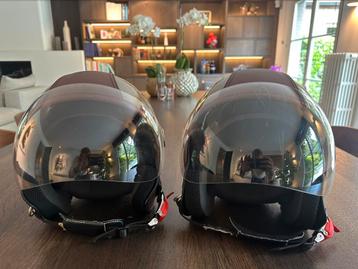 2 stijlvolle Vespa-helmen – maat M beschikbaar voor biedingen