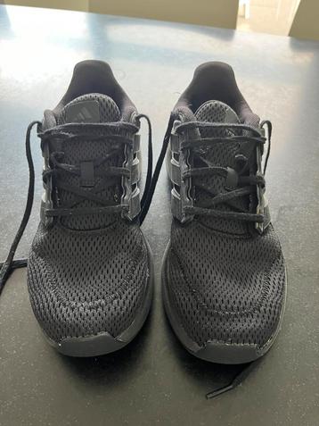 Adidas zwarte sportschoenen maat 41 1/3. Zeer goede staat. beschikbaar voor biedingen