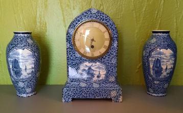 Garniture delft horloge et vases l