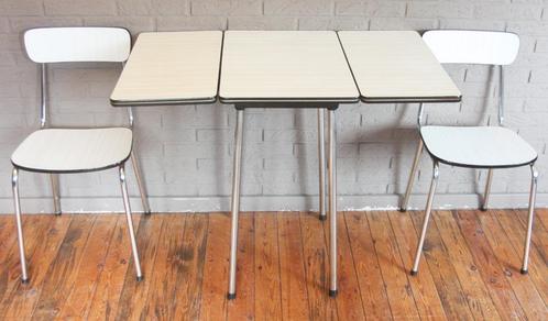 Formica Klaptafel + 2 Stoelen / Wit Met Streepje In / 60's, Huis en Inrichting, Tafels | Sidetables, Zo goed als nieuw, Rechthoekig