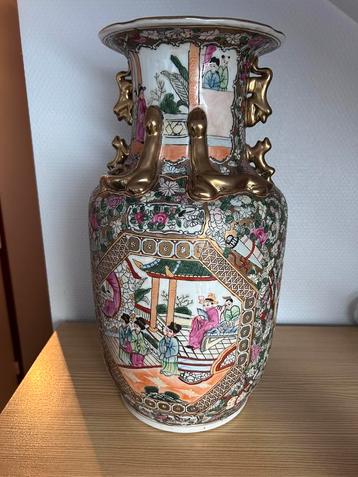 Chinese handgeschilderde vaas met vergulde elementen