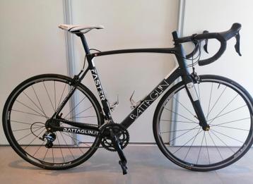 Superbe vélo de course en carbone de marque BATTAGLIN Faster disponible aux enchères