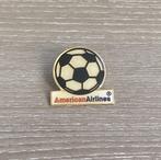 PIN - AMERICAN AIRLINES - FOOTBALL - VOETBAL, Verzenden, Gebruikt, Overige onderwerpen, Speldje of Pin