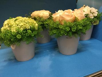 Céline De Lys 4 vases à décor de fleurs.