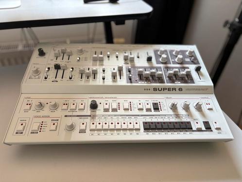 Udo Super 6-desktop, Muziek en Instrumenten, Synthesizers, Zo goed als nieuw, Ophalen of Verzenden