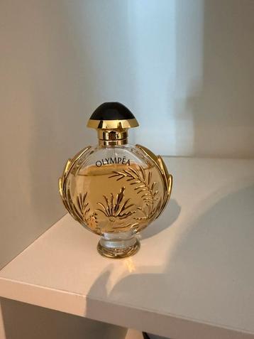 Verschillende parfums te koop beschikbaar voor biedingen