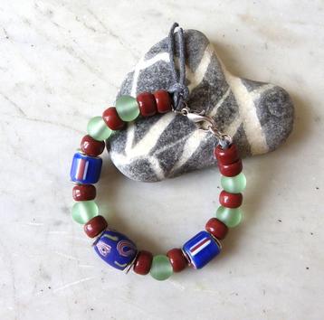 Bracelet neuf pour homme ou femme bleu, vert et rouge, Neuf, Enlèvement ou Envoi, Avec bracelets à breloques ou perles, Acier