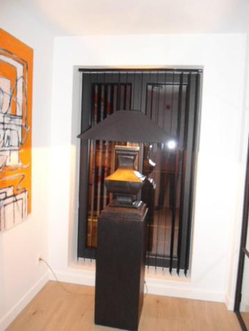 Sierlamp op sokkel beschikbaar voor biedingen