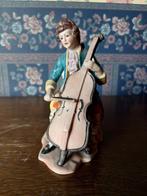 Biscuit beeldje van een man die cello speelt, Antiek en Kunst, Antiek | Porselein, Ophalen