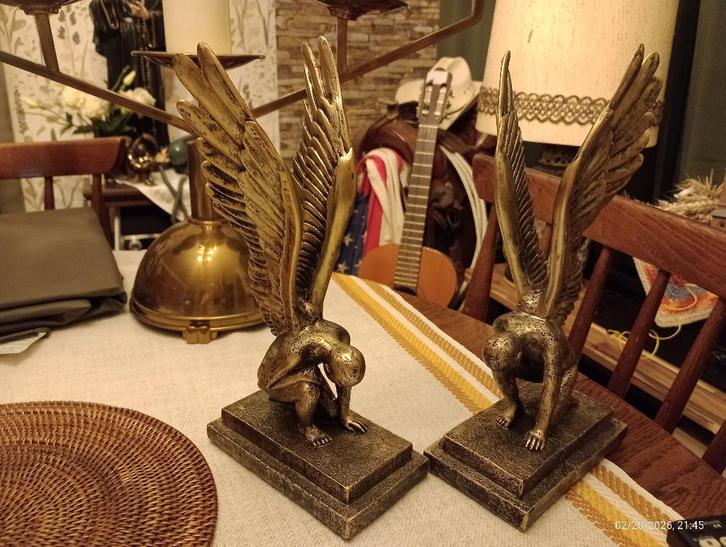 2 x peinzend biddend beeld van een gevleugelde engel, Verzamelen, Beelden en Beeldjes, Zo goed als nieuw, Religie, Ophalen of Verzenden