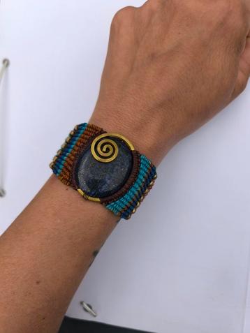 Bracelet manchette en macramé et lapis lazuli  beschikbaar voor biedingen