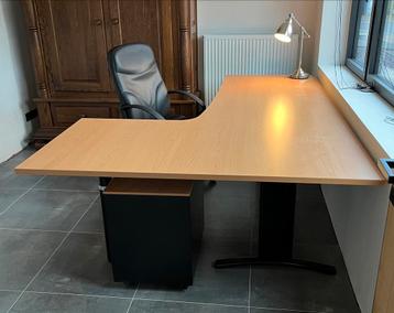 Grote bureau + ladeblok + stoel beschikbaar voor biedingen