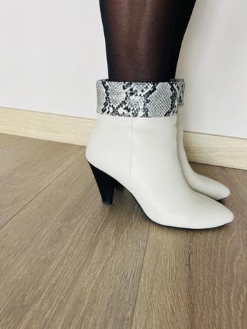 Stijlvolle crème enkellaarsjes Tamaris 39 beschikbaar voor biedingen