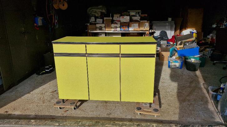 Petit meuble vintage en formica jaune avec  4 pieds., Antiquités & Art, Antiquités | Meubles | Armoires, Enlèvement