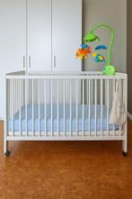 IKEA babybed met wieltjes + 2 matrassen + muziekspeeltje, Ophalen, Zo goed als nieuw, Minder dan 140 cm, Matras