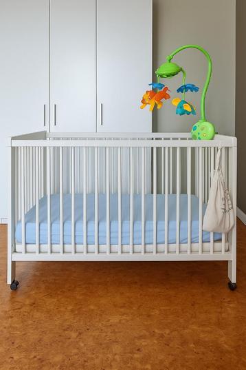 IKEA babybed met wieltjes + 2 matrassen + muziekspeeltje  beschikbaar voor biedingen