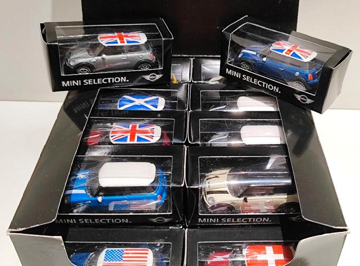 Doos met 20 originele fabrikant 1/64 Modellen van Mini, Hobby en Vrije tijd, Modelauto's | Overige schalen, Ophalen of Verzenden