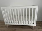 Wit Babybed met houten poten, Kinderen en Baby's, Ophalen, Gebruikt, Ledikant