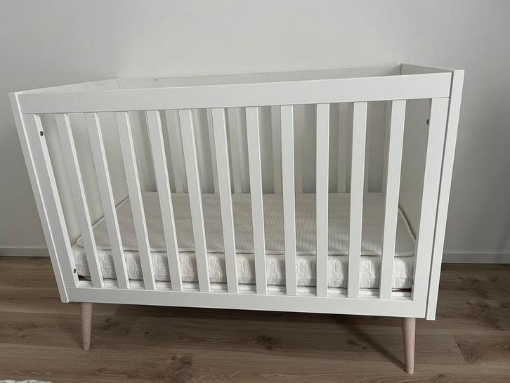 Wit Babybed met houten poten, Kinderen en Baby's, Babywiegjes en Ledikanten, Gebruikt, Ledikant, Ophalen