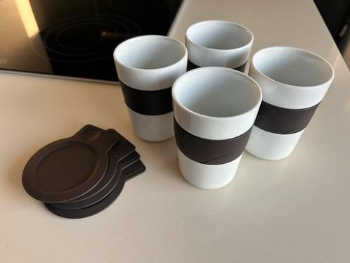 Witte tassen Blomus met siliconen handgrepen/onderzetters, Huis en Inrichting, Keuken | Servies, Zo goed als nieuw, Ophalen