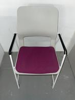 Chaise de showroom rose et blanche avec dossier spécifique, Articles professionnels, Chaise