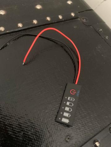 Universele tester voor batterijniveau beschikbaar voor biedingen
