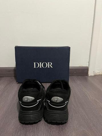 Dior b30 maat 41 heel  proper nog nieuw en nog niet aangedan beschikbaar voor biedingen