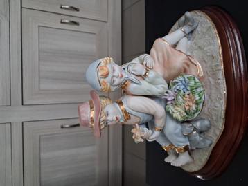 Antieke porseleinen beeldje jongen en meisje beschikbaar voor biedingen