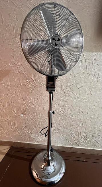 Grote ventilator op statief beschikbaar voor biedingen