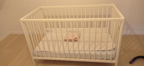 Kinderbedje met toebehoren, Kinderen en Baby's, Kinderkamer | Bedden, Zo goed als nieuw, Matras, Ophalen