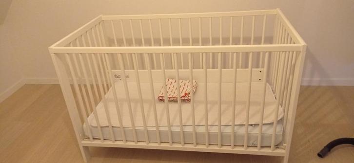 Kinderbedje met toebehoren, Kinderen en Baby's, Kinderkamer | Bedden, Zo goed als nieuw, Matras, Ophalen