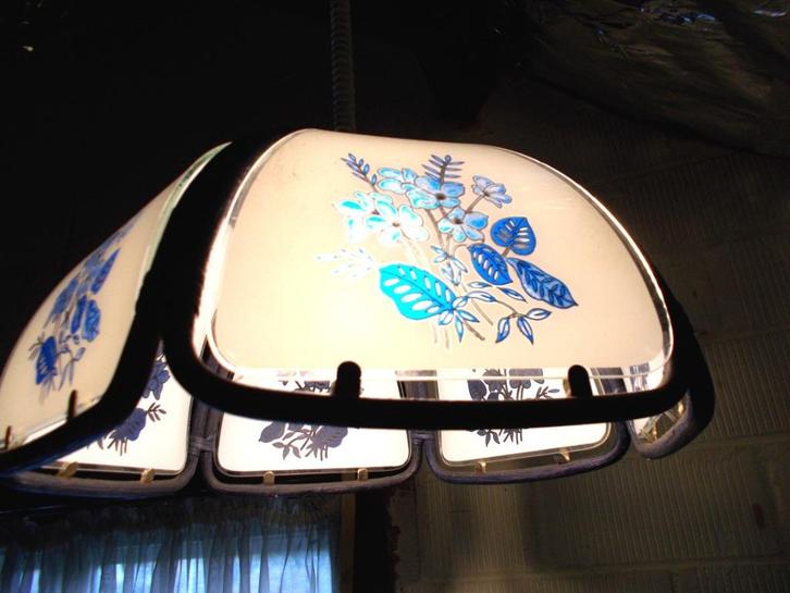 Bloemenkroonluchter op glas en blauw rotan, Huis en Inrichting, Lampen | Kroonluchters, Gebruikt, Glas, Hout, Metaal, Overige materialen