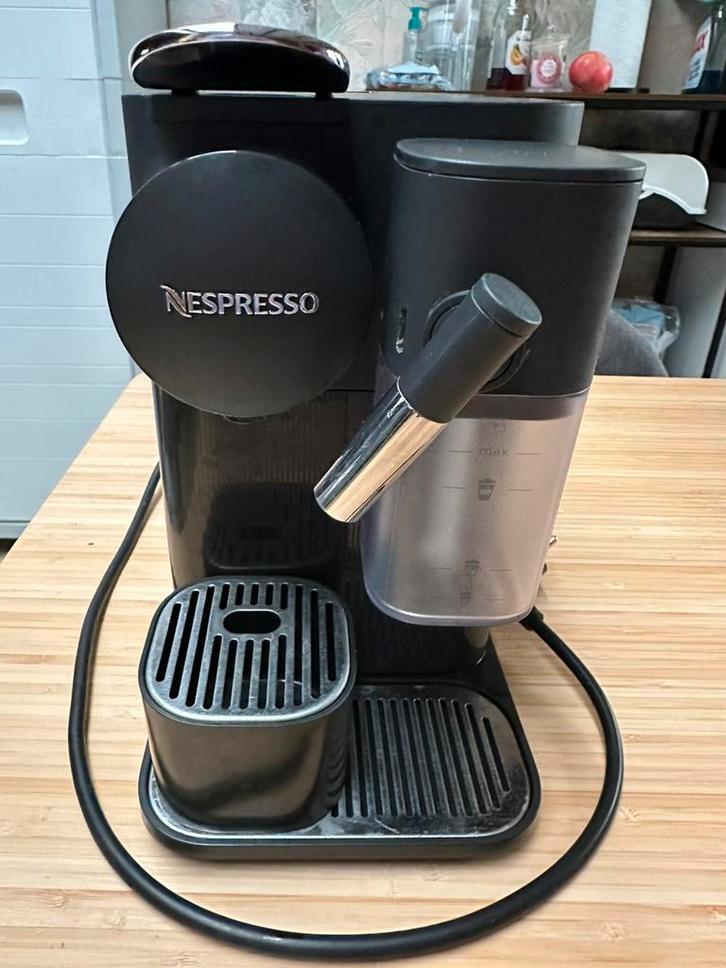 Machine Nespresso Latissima One, Elektronische apparatuur, Koffiezetapparaten, Zo goed als nieuw, Koffiepads en cups, Espresso apparaat