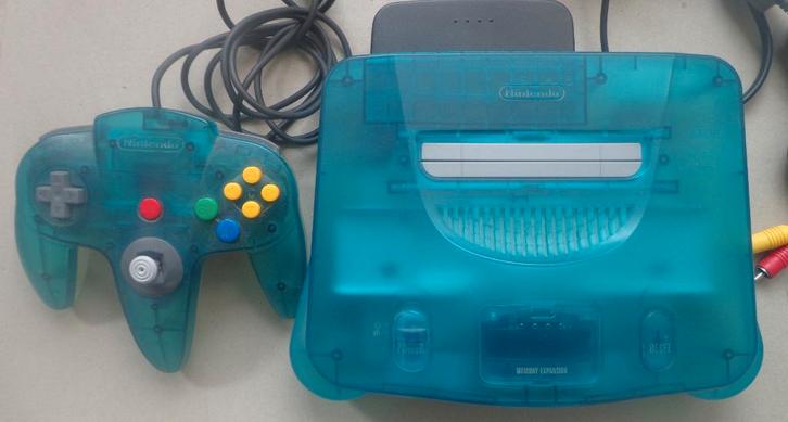 Nintendo 64 Aqua Blauw + aansluitkabels + controller, Games en Spelcomputers, Spelcomputers | Nintendo 64, Zo goed als nieuw, Met 1 controller