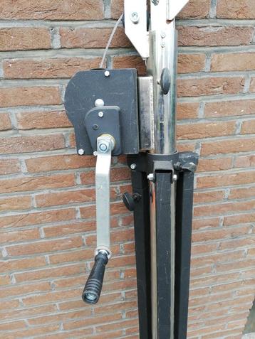  2 ZWARE. WINDUP STATIEVEN ( Voor Buiten ) NIEUW !  ! beschikbaar voor biedingen