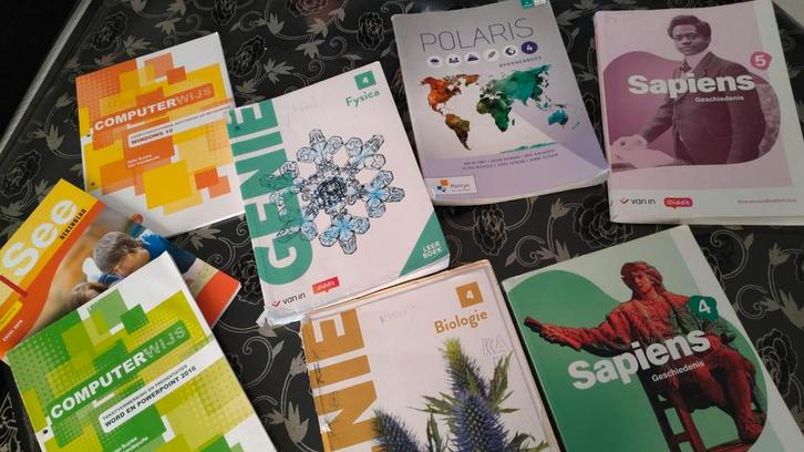 Boeken 4 middelbaar humaan wetenschap en 1 boek  5 spanies, Boeken, Schoolboeken, Gelezen, Biologie, Ophalen of Verzenden