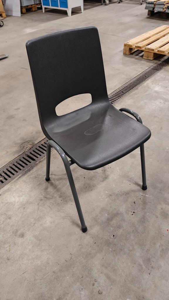 18 Kunststof Kuipstoelen (Antraciet) – Zo goed als nieuw, Huis en Inrichting, Stoelen, Zo goed als nieuw, Vijf, Zes of meer stoelen
