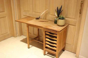 Vintage houten massief bureau beschikbaar voor biedingen