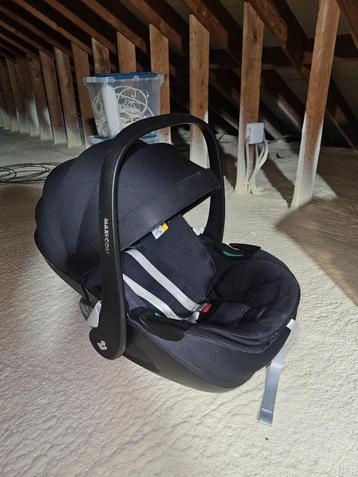 Maxi Cosi + muggennet + speeltje beschikbaar voor biedingen