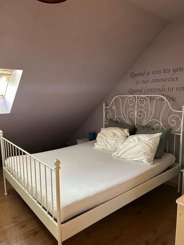 Tweepersoonsbed, lattenbodem en matras beschikbaar voor biedingen