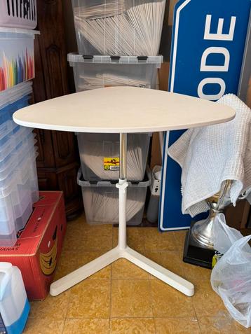 Verstelbaar tafeltje dat onder zetel / stoel schuift beschikbaar voor biedingen
